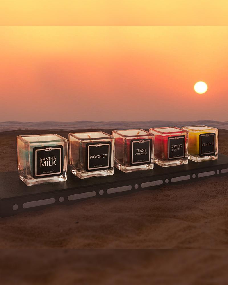 ‘Leche de Banta’, ‘Wookie’, ‘Compactador de basuras’, ‘Cabina de X-Wing’ y ‘Cantina’ son todas las velas incluídas en el pack del Episodio IV: Una nueva esperanza
